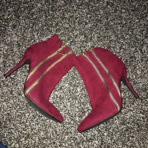 BURGUNDY BOOTIES WITH SIDE GOLD ZIPPER DESIGN